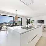 Bright And Modern With Sea Views