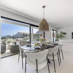 Bright And Modern With Sea Views