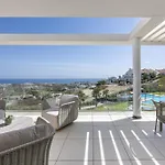 Bright And Modern With Sea Views